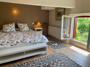 Desk, travel cot, WiFi, bed sheets