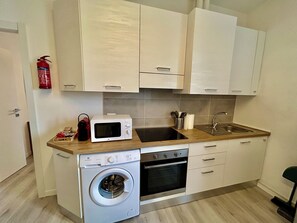 Een koelkast, een magnetron, een oven, een kookplaat