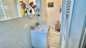 Bruser, hårtørrer, bidet, håndklæder