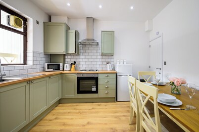 Beautiful 2 Bedroom Family Home in Atherton, Free parking