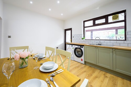 Beautiful 2 Bedroom Family Home in Atherton, Free parking