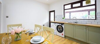 Beautiful 2 Bedroom Family Home in Atherton, Free parking