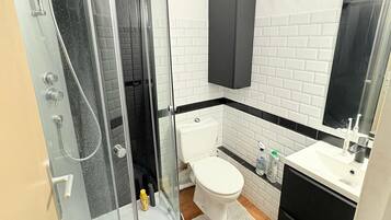 Douche, sèche-cheveux, serviettes fournies, savon