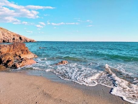On the beach. Renovated 1-Bed, Sea View Balcony | A/C, Fast WiFi, 1 Min to Beach