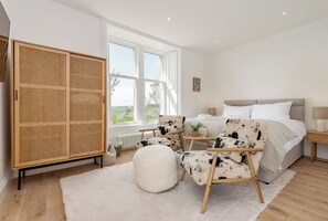 5 slaapkamers, een strijkplank/strijkijzer, reisbedje, internet
