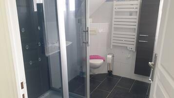 Douche, baignoire Ă jets, sĂšche-cheveux, serviettes fournies