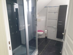 Douche, baignoire Ă jets, sĂšche-cheveux, serviettes fournies