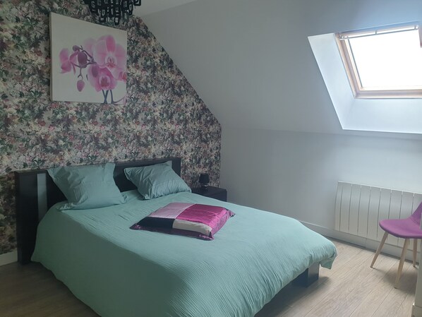 4 habitaciones, tabla de planchar con plancha, wifi y ropa de cama 