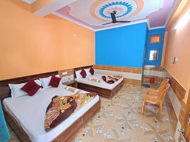 Quarto casal clássico, 1 cama de casal, sacada, vista para a montanha | Wi-Fi de cortesia