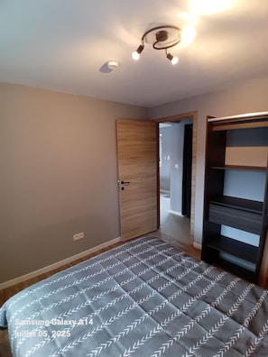 1 chambre, fer et planche à repasser, lit parapluie, Wi-Fi gratuit