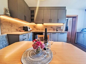 Ofen, Geschirrspüler, Hochstuhl