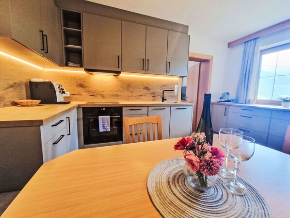 Ofen, Geschirrspüler, Hochstuhl