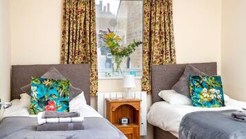 2 bedrooms, travel cot, free WiFi, bed sheets