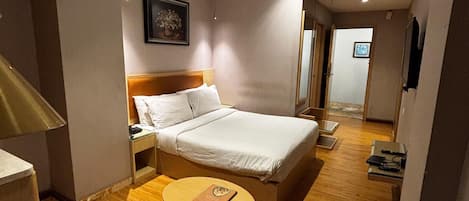 Executive Room | Down comforters, free WiFi, bed sheets