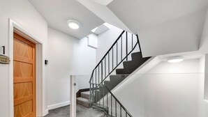 A modern staircase with a wooden door and a welcome mat. - Wonderful  villa for 3 people with WIFI and pets allowed (Ripon)
