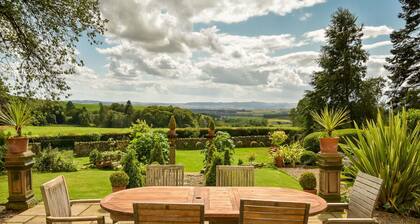 Stunning private villa for 10 guests with WIFI, patio and panoramic view