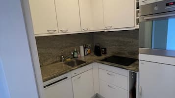 Mikroaaltouuni, uuni, liesi, astianpesukone