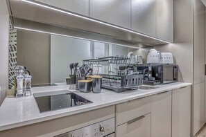 Frigorífico, microondas, horno y placa de cocina