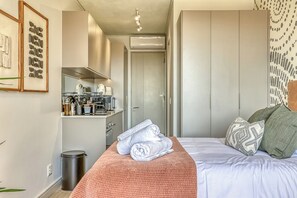 1 bedroom, iron/ironing board, free WiFi, bed sheets - Modern One Rosebank Studio Apartment 456 (Johannesburg)