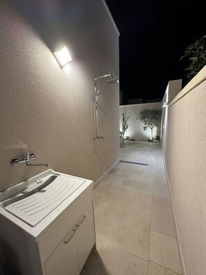 Douche, sèche-cheveux, bidet, savon