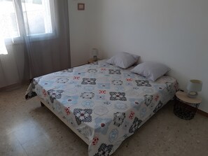 2 slaapkamers, een strijkplank/strijkijzer, wifi, beddengoed