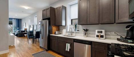 Een koelkast, een microgolfoven, een oven, een kookplaat