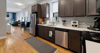Cozy 2BD Apartment near United Center with Parking