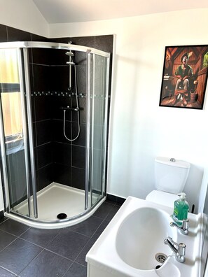 Sèche-cheveux, serviettes fournies, papier toilette