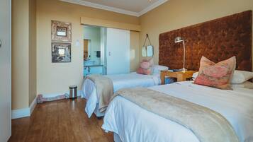 Peti besi dalam bilik, meja, ruang kerja komputer riba