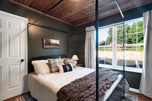Iron/ironing board, travel cot, WiFi, bed sheets