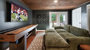 Unclassified image, 4 of 55, button - New Remodeled・Sleeps 6・Near Downtown・Hot tub・Games (Pigeon Forge)