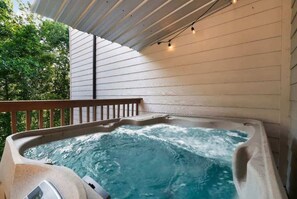 Outdoor spa tub - Near Pkwy / Dollywood・Sleeps 6・Hot tub・Game Room (Pigeon Forge)