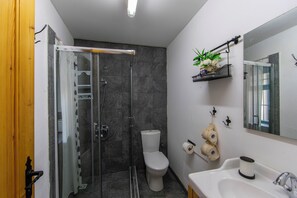 Doccia, asciugacapelli, asciugamani, sapone