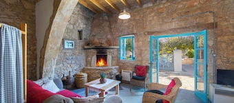 AKAMANTIDA PLATEA 1. A 3-bedroom country house built in 1900, renovated in 2016.