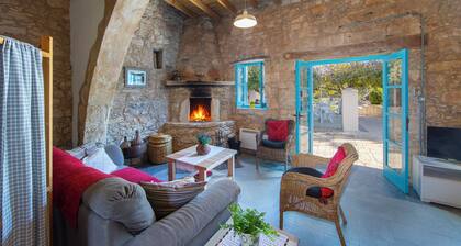 AKAMANTIDA PLATEA 1. A 3-bedroom country house built in 1900, renovated in 2016.