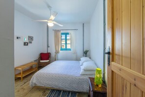 3 bedrooms, iron/ironing board, free WiFi, bed sheets - AKAMANTIDA PLATEA 1. A 3-bedroom country house built in 1900, renovated in 2016. (Pano Arodes)