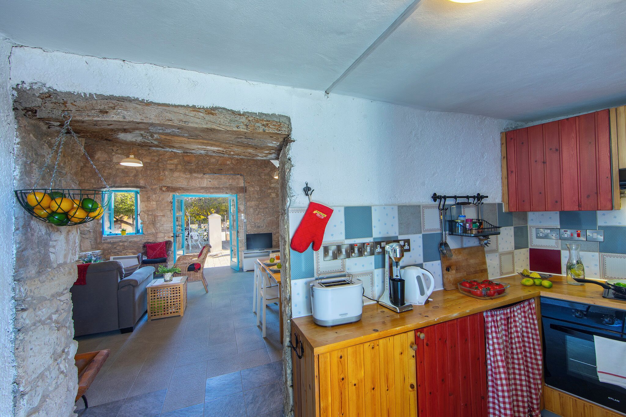 Fridge, oven, stovetop, coffee/tea maker