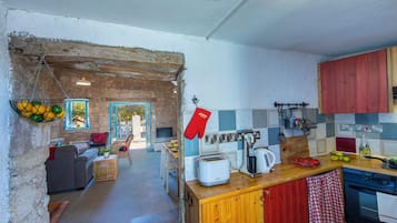 Fridge, oven, stovetop, coffee/tea maker