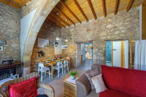 Smart TV, fireplace - AKAMANTIDA PLATEA 1. A 3-bedroom country house built in 1900, renovated in 2016. (Pano Arodes)