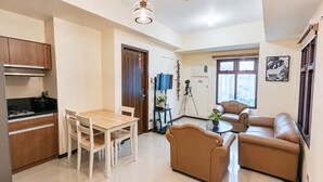 Een modern appartement met keuken, eethoek en zithoek.