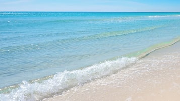 Plage, chaises longues, serviettes de plage