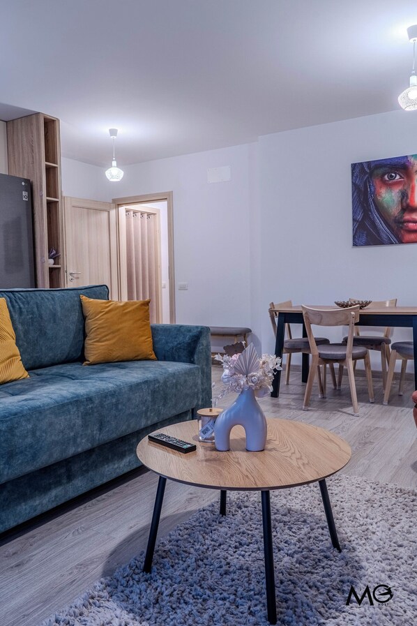 Deluxe-Apartment, 1 Schlafzimmer, Balkon, Bergblick | Wohnbereich