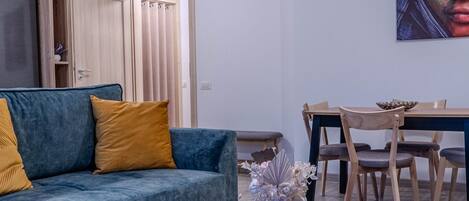 Deluxe-Apartment, 1 Schlafzimmer, Balkon, Bergblick | Wohnbereich | 125-cm-Smart-TV mit Kabelempfang, Netflix, Streaming-Dienste