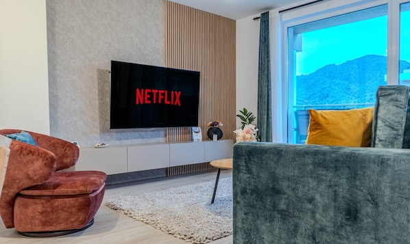 Deluxe Apartment, 1 Bedroom, Balcony, Mountain View | Living area