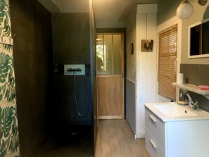 Bruser, hårtørrer, Sæbe, Toiletpapir