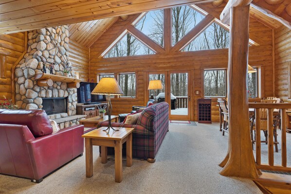 Smart TV, fireplace, books, offices