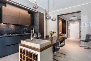 Frigorifero, microonde, forno, piano cottura