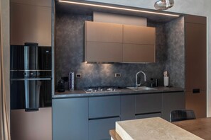 Frigorifero, microonde, forno, piano cottura