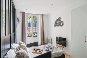 1 sovrum, skrivbord, strykjärn/strykbräda och resesäng
