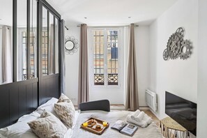 1 chambre, bureau, fer et planche à repasser, lit parapluie